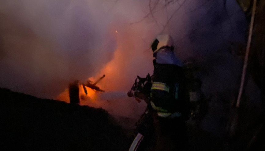 Bacadan çıkan kıvılcımlar nedeniyle çıkan yangında ahır yandı