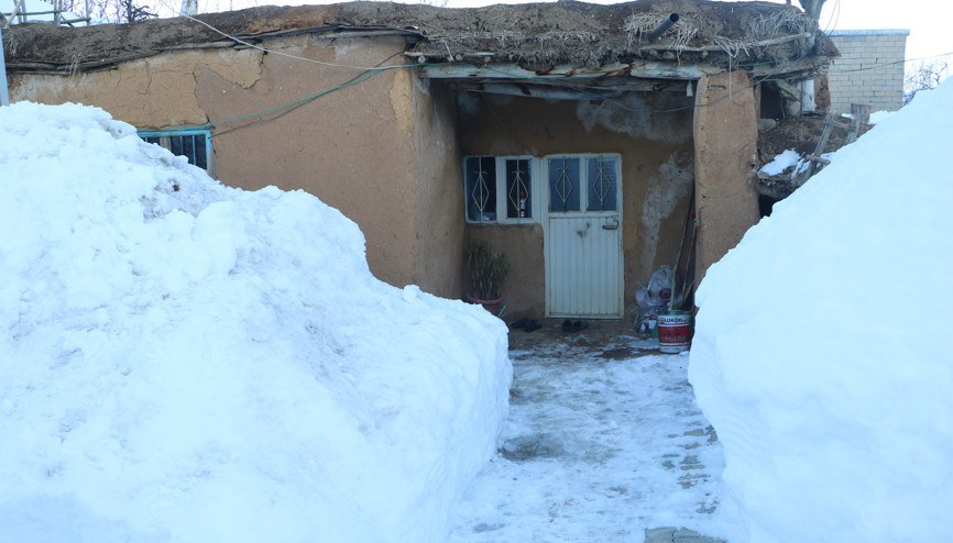 Tuvalet ve banyosu olmayan tek odalı evde yaşam mücadelesi veriyor