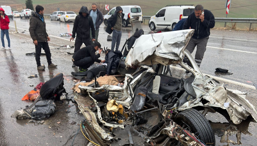 Adıyamanda yolcu otobüsü ile otomobil çarpıştı; 3 ölü, 3 yaralı