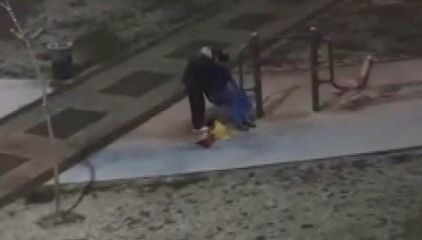 İstanbul - Sultangazide kar yağışı altında parkta arkadaşını tıraş etti