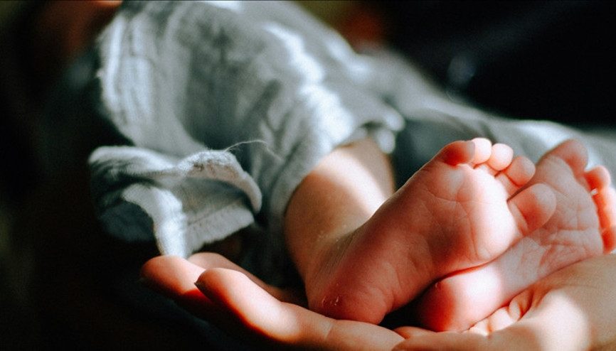 Hastaneye giderken arabada doğum yaptı