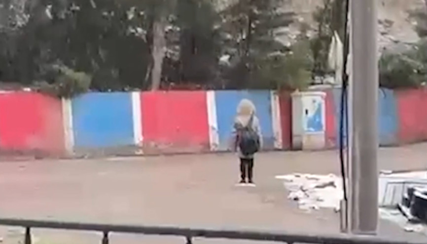 Karabükte okula giderken kar yağışı altında saygı duruşunda bulunan öğrenci kameraya yansıdı