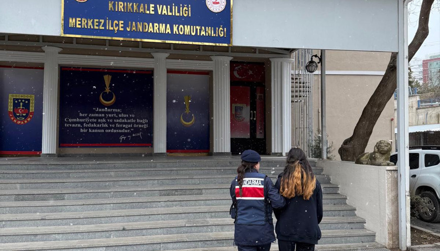 17 ayrı suçtan 80 yıl hapis cezası bulunan firari kadın Kırıkkale’de yakalandı
