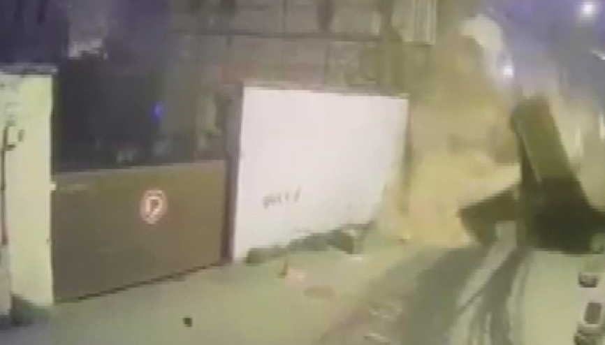 İstanbul - Beyoğlu’nda metruk binanın duvarı çöktü; o anlar kamerada