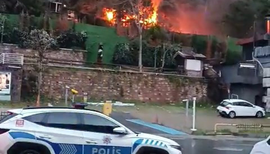 İstanbul- Beşiktaşta restoranın müştemilatı alev alev yandı
