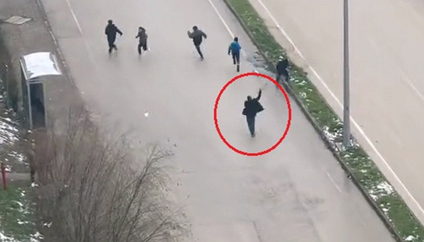 Bursada otobüs şoförü kar topu atan çocukları sopayla kovaladı O anlar kamerada