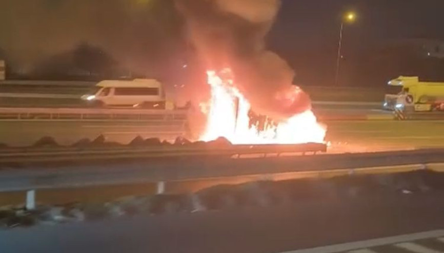 İstanbul - Esenyurt TEM Otoyolunda minibüs alev alev yandı