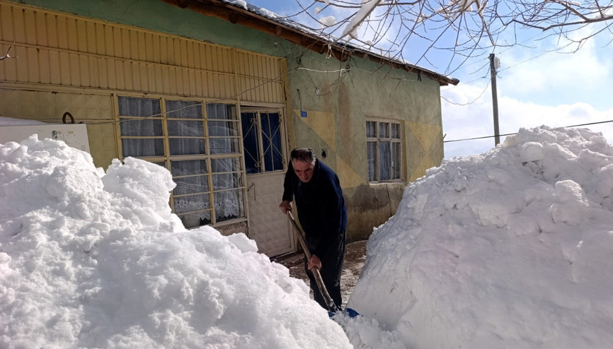 Kar kalınlığı 2 metreyi aştı; köylüler, kürekler ile yol açarak evlerine gidiyor
