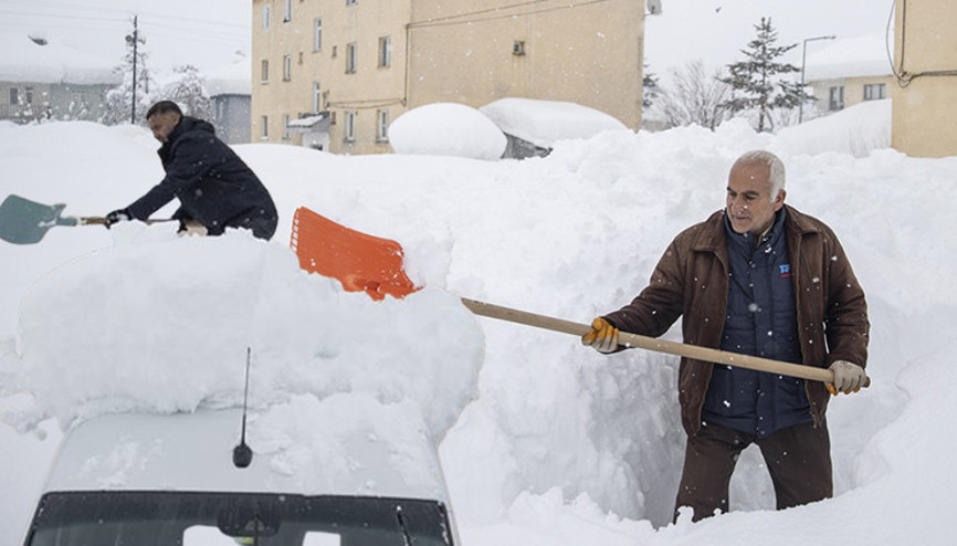 Kar kalınlığı insan boyunu aştı: Evler ve araçlar beyaz örtünün altında kaldı