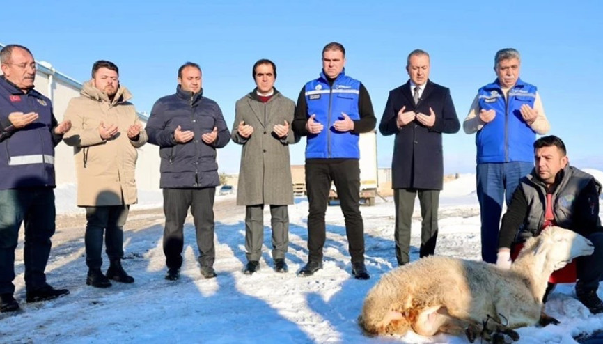Sivasta son günlerde yoğun şekilde yağan kar nedeniyle Sivas Belediyesi şükür koyunu kesti. Sivas Belediye Başkanı Adem Uzun, yaptığı konuşmada Kar rahmettir, berekettir, toprak için can, su kaynakları için umuttur. dedi.