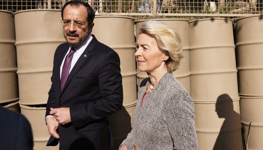 Barikat önünde Türkiye şikâyeti: Rum lider kimi bulsa ara bölgeye götürüyor