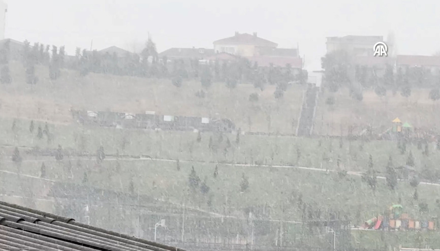 İstanbulun bazı ilçelerinde karla karışık yağmur etkili oldu