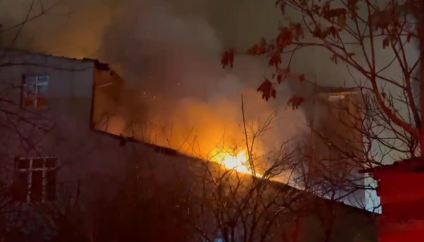 İstanbul -Ümraniye’de 3 katlı binada çıkan yangın söndürüldü