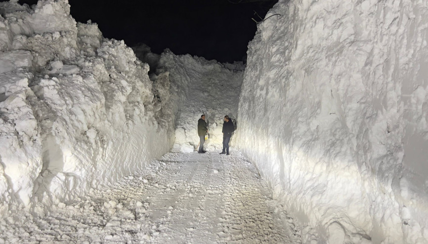 Yüksekovada çığ düşen köy yolu ulaşıma açıldı
