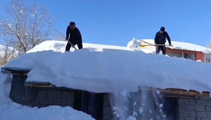 Kar kalınlığının 2 metreyi aştığı köyde evlerin çatılarındaki karlar temizlendi
