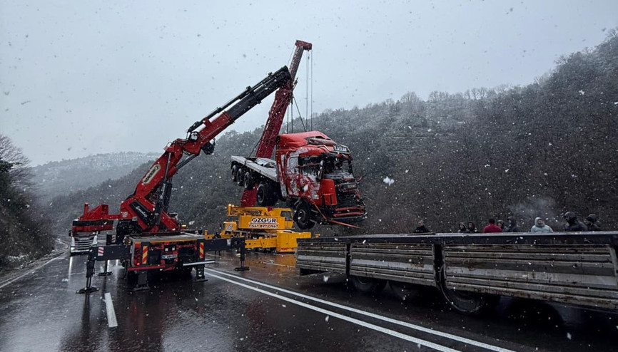 Zonguldakta korkutan kaza Alkollü sürücünün kullandığı TIR uçuruma devrildi