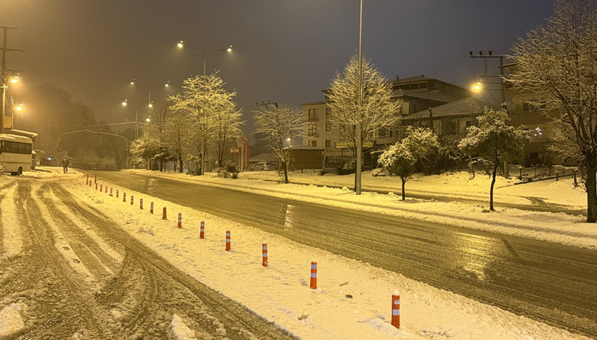 Bartında kar yağışı nedeniyle 65 köy yolu ulaşıma kapandı