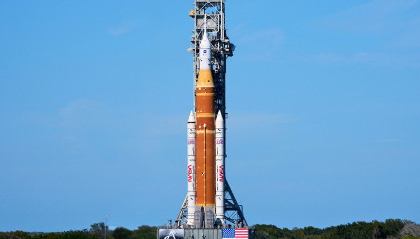 İnsanlık tekrar Ay’a gidiyor: Roket rampaya yerleştirildi İnsanlık tekrar Ay’a gidiyor: Roket rampaya yerleştirildi