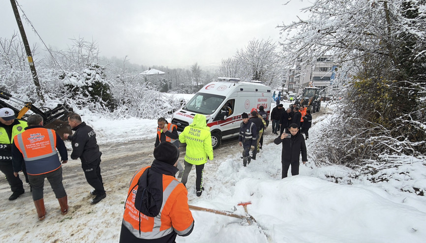 Çöp kamyonu karda kaydı; temizlik işçisi yaralandı