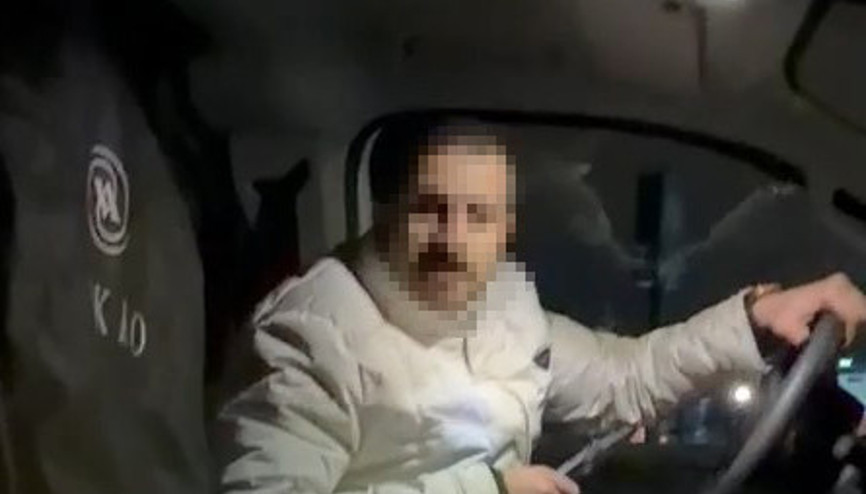 Yol verme kavgasında 2 kişi bıçaklandı; olay kamerada