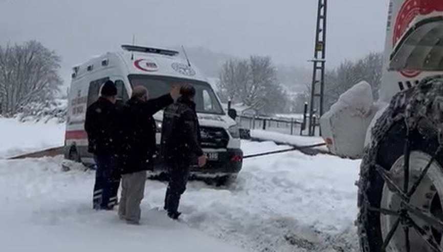 Tokat’ta karda yolda kalan ambulansı ekipler kurtardı
