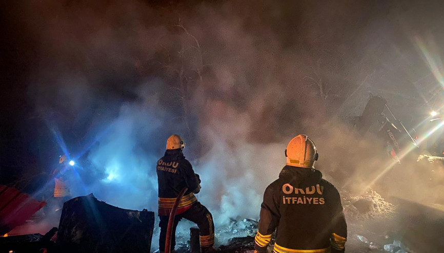 Ordu’da 1 saat arayla çıkan yangınlarda 2 ev 1 samanlık yandı, 2 kişi dumandan etkilendi