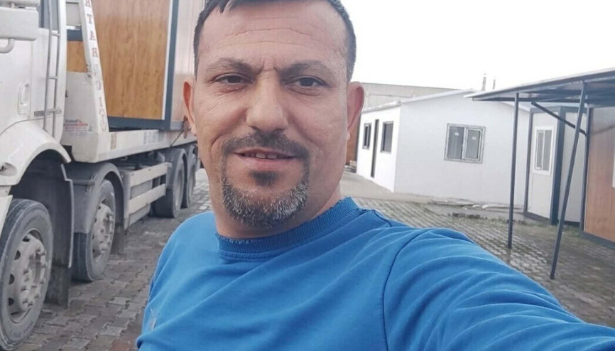 Salihlide otomobil elektrik direğine çarptı: 1 ölü, 2 yaralı