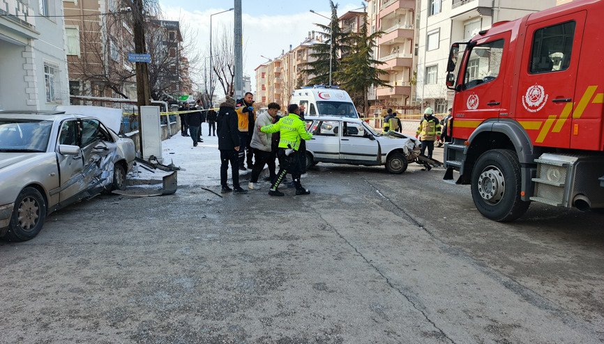 2 otomobil çarpıştı, sürücü ve eşi yaralandı 2 otomobil çarpıştı, sürücü ve eşi yaralandı
