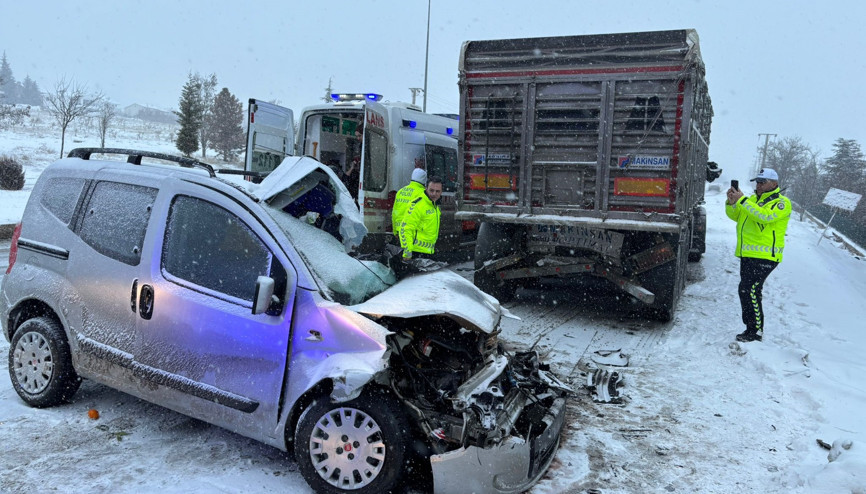 Hafif ticari araç, park halindeki kamyona çarptı: 2 öldü