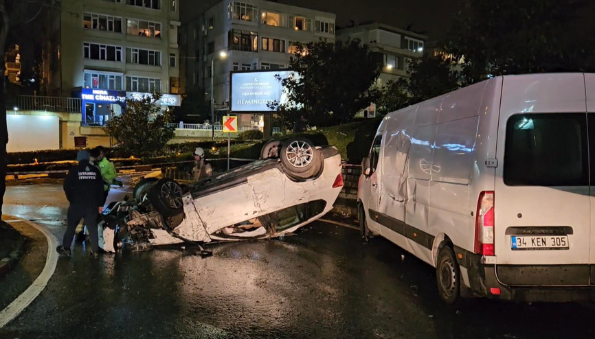 İstanbul - Beşiktaş’ta minibüse çarpan otomobil takla atarak caddeye uçtu; 2 yaralı