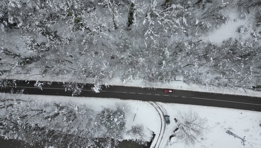Ağaç tünel yolda, kar yağışı sonrası ortaya çıkan manzara görüntülendi