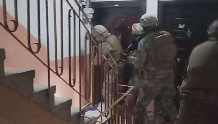 Diyarbakırdan gelen genci iş vaadi ile ağlarına düşürmüşler Girdiği ev hayatını kararttı | Almazsan sana sıkacağım Diyarbakırdan gelen genci iş vaadi ile ağlarına düşürmüşler Girdiği ev hayatını kararttı | Almazsan sana sıkacağım