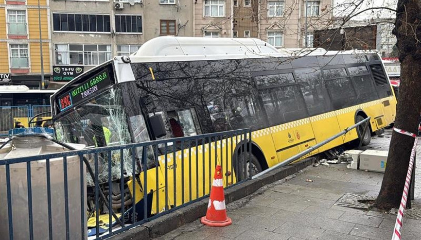 Son dakika: Esenlerde İETT otobüsü otoparka daldı