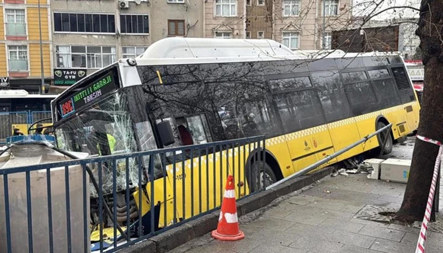 Esenlerde İETT otobüsü otoparktaki araçlara çarptı