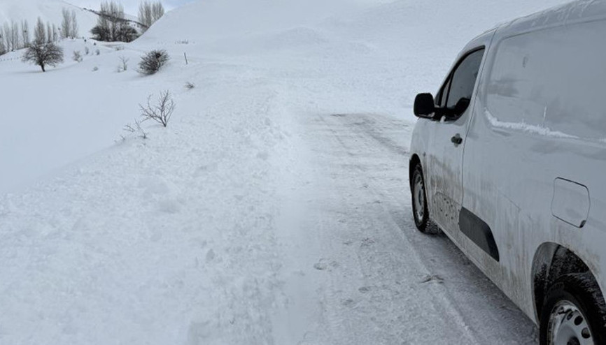 Bingölde ilçe yoluna çığ düştü Saniyelerle kurtuldular... Ekipler sevk edildi