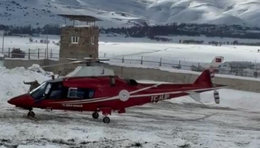 Ambulans helikopter 1 günlük bebek için havalandı
