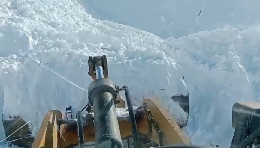 Elazığ’da yolu çığdan kapanan yol açıldı