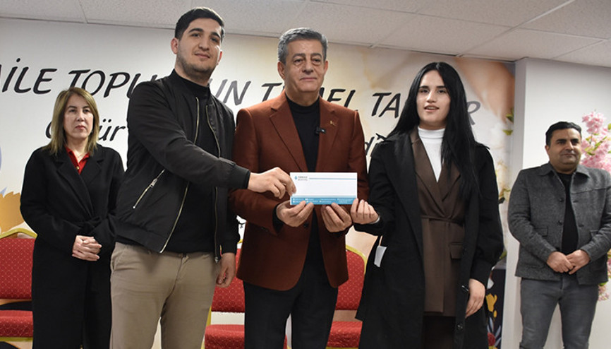 Belediyeden yeni evlenen çiftlere 60ar bin lira yardım