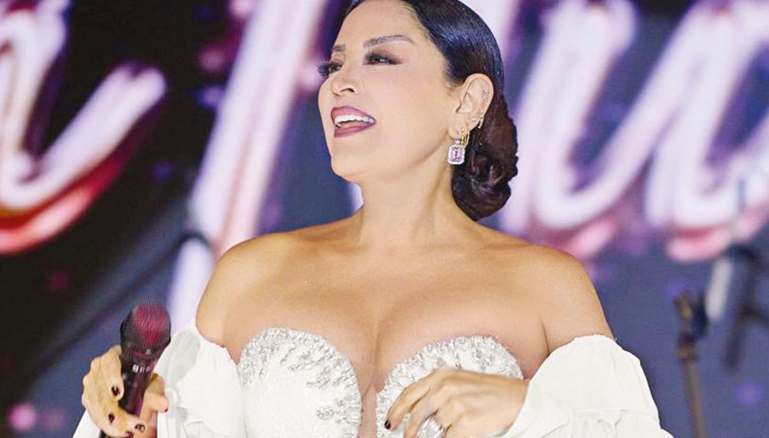 Aşkın Nur Yengi beyazlar içinde