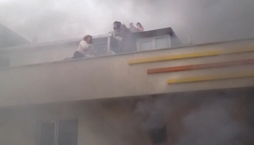 İstanbulda 5 katlı binadaki yangında can pazarı: 8i çocuk 12 kişi kurtarıldı