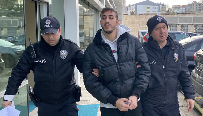 Samsunda otobüste ‘Ters baktınız’ diyerek 2 kişinin boynuna bıçak dayayan üniversiteli tutuklandı