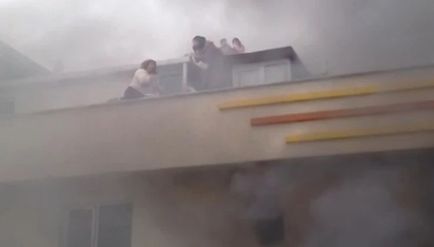 5 katlı binada yangın; 8i çocuk 12 kişiyi itfaiye kurtardı