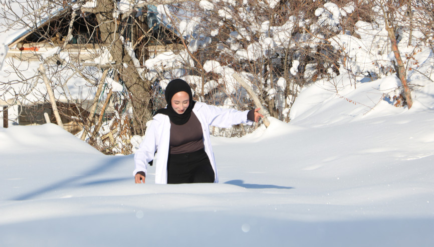 Ebe Aysel, 1,5 metre karda yürüyerek sağlık hizmeti veriyor