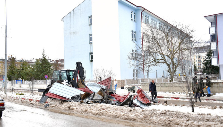 Samsunda kuvvetli rüzgar, okulun çatısını uçurdu