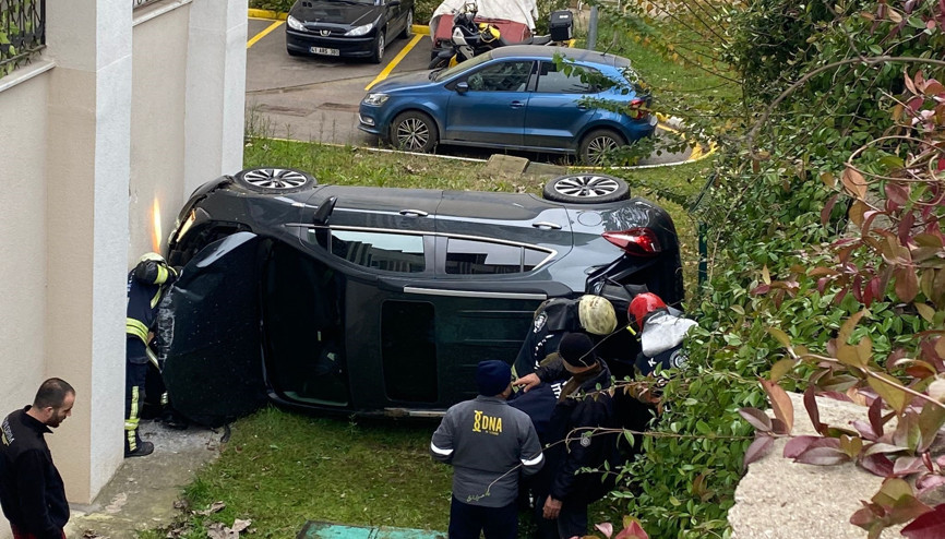 Otomobil, apartman bahçesine uçtu: 2 yaralı