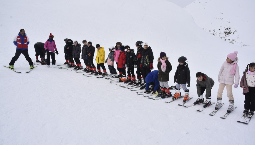 Bitlis’te öğrencilere kayak eğitimi