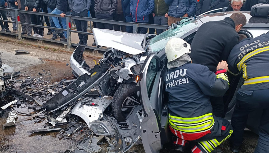 Ordu’da otomobiller çarpıştı; 2si çocuk, 5 yaralı