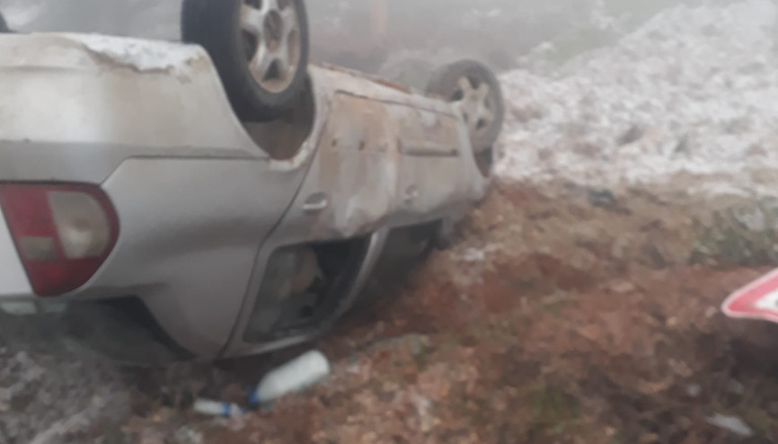 Takla atan otomobildeki iki kişi yaralandı