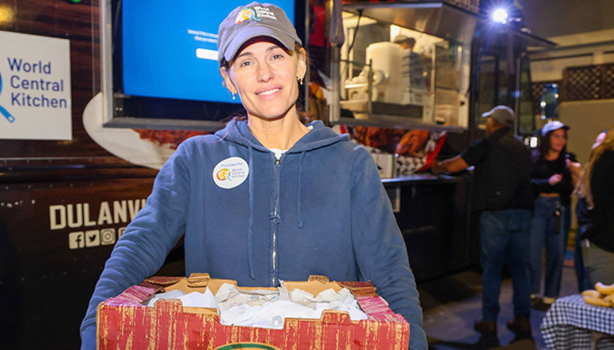 Üç çocuğunu tek başına büyüttü, çalışıp parasını da kazandı… Ona ‘altın kalpli’ diyorlar… Elindekini ihtiyacı olana dağıtıyor