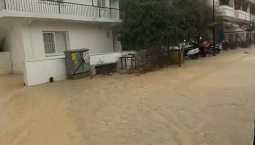 Datçada sağanak; yollar göle döndü, deniz renk değiştirdi